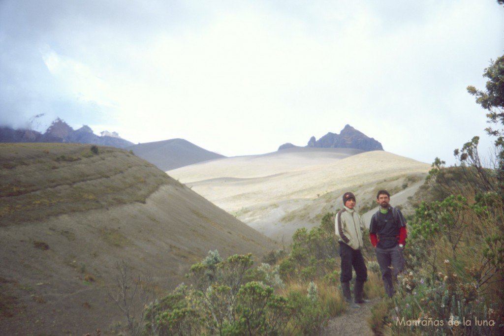 Jesús y Julio en las laderas volcánicas del Cotopaxi, detrás se asoma Morurco, y a la izquierda los glaciares del Cotopaxi